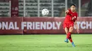 Pemain Timnas Indonesia Putri, Zahra Muzdalifah menendang bola ke arah gawang Singapura saat laga persahabatan yang berlangsung di Stadion Madya, Senayan Jakarta, Selasa (28/05/2024). (Bola.com/Bagaskara Lazuardi)