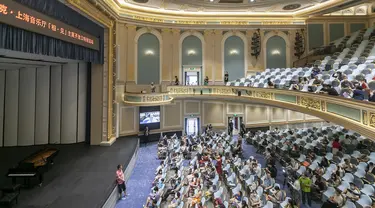 Orang-orang menunggu pertunjukan dimulai di lobi utama Gedung Konser Shanghai (Shanghai Concert Hall) di Shanghai, China timur (6/9/2020). Gedung konser tersebut dibuka kembali untuk umum pada Minggu (6/9) setelah dipugar selama satu setengah tahun. (Xinhua/Wang Xiang)