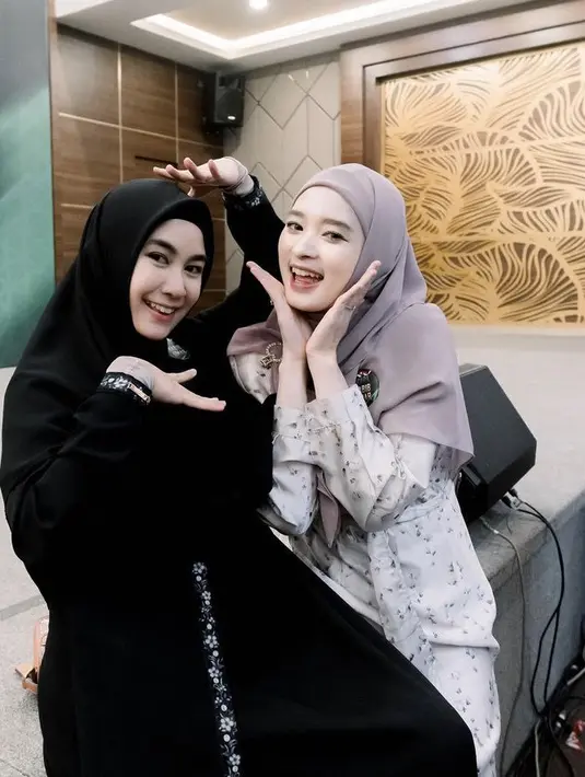 Inara Rusli tampil mengenakan kerudung ungu dipadukan gamis bermotif bunganya. [@anisarahma17]