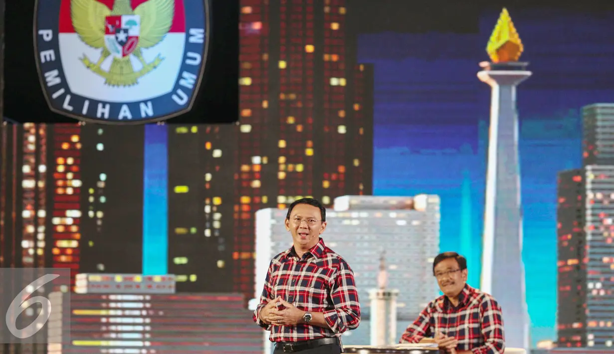 Ekspresi Basuki T Purnama saat menjawab pertanyaan dari lawannya saat debat kedua Cagub DKI-Jakarta, Jumat (27/1). Saling serang antar pasangan calon mulai terjadi pada debat cagub DKI Jakarta 2017 putaran kedua kali ini. (Liputan6.com/Faizal Fanani)