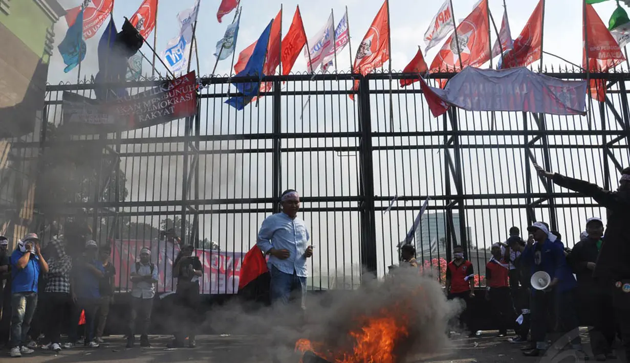 Gerakan Rakyat untuk Pilkada Langsung (Gerpala) melakukan aksi di depan gedung DPR/MPR RI, Jakarta, (11/9/14). (Liputan6.com/Miftahul Hayat)
