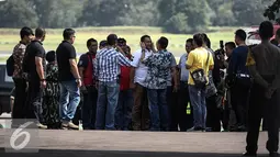 Irjen Mochamad Iriawan menyambut kedatangan petugas kepolisian yang membawa Ridwan Sitorus di Bandara Halim Perdana Kusuma, Jakarta, Minggu (1/1). (Liputan6.com/Faizal Fanani)