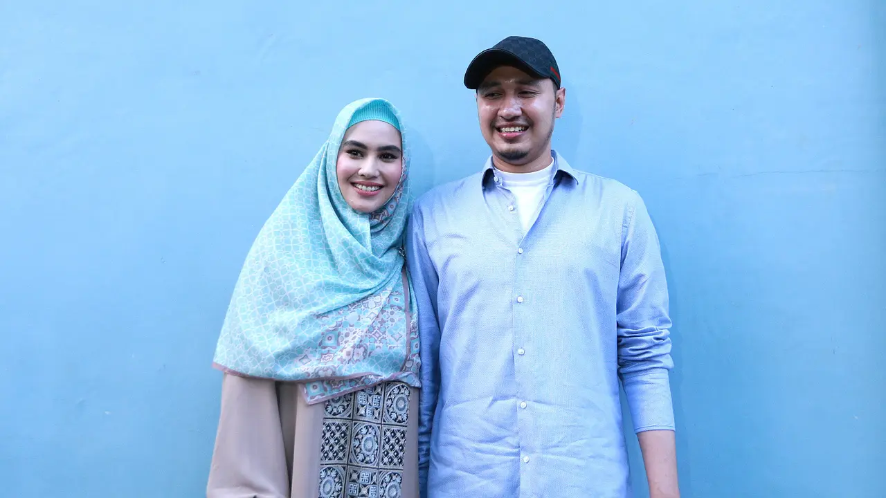 [Fimela] Kartika Putri dan Suami
