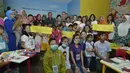 Presiden SBY berfoto bersama dengan sejumlah dokter, tenaga medis, sukarelawan dan anak-anak usai meresmikan Pusat Kesehatan Ibu dan Anak RSCM Kiara, Jakarta, (9/9/14). (ANTARA FOTO/Widodo S.Jusuf)
