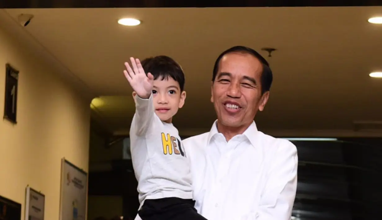 Presiden Joko Widodo menggendong Jan Ethes saat menjenguk kelahiran La Lembah Manah di RS PKU Muhammadiyah, Surakarta, Jumat (15/11/2019). La Lembah Manah menjadi cucu ketiga Jokowi. (Foto: Kris-Biro Pers Sekretariat Presiden)
