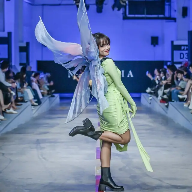 6 Gaya Fuji jadi Muse di Catwalk JF3 2023, Tampil Imut bak Tinkerbell Pakai Sayap