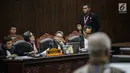 Pihak pemohon memperhatikan keterangan pakar IT Profesor Marsudi Wahyu Kisworo saat memberi keterangan dalam sidang sengketa Pilpres 2019 Gedung MK, Jakarta, Kamis (20/6/2019). Marsudi menjelaskan Situng bukan sebagai sistem penghitungan suara. (Liputan6.com/Faizal Fanani)