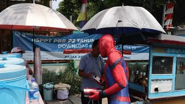 6 Potret Spider-Man Jajan di Pinggir Jalan Ini Bikin Ngakak