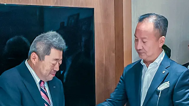 Menteri Perindustrian (Menperin) Agus Gumiwang Kartasasmita berbincang dengan Senior Executive Officer Isuzu Motors Ltd. Yasuyuki Niijima