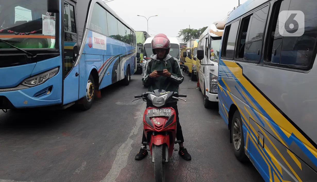 Imbas dari demo buruh tersebut, lalu lintas kolong Tol Cibitung macet hingga puluhan kilometer. (merdeka.com/Imam Buhori)