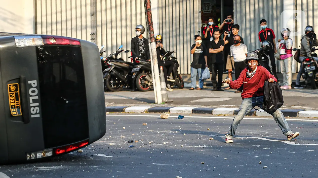 FOTO: Massa Bentrok dengan Polisi di Pejompongan