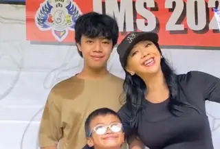 Asri Welas bersama kedua anak laki-lakinya yang tampak kompak. [@asri_welas]