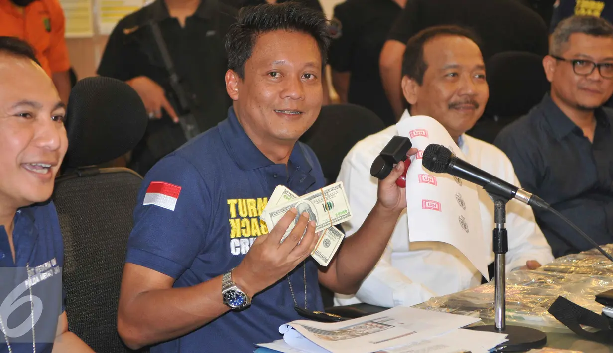 Polda Metro Jaya merilis kasus penipuan lewat Facebook dengan melibatkan 8 warga negara asing di Reskrimum Polda Metro Jaya, Jakarta, Minggu (13/9/2015). Pelaku menjanjikan korban uang sebesar Rp 66 M (Liputan6.com/Gempur M Surya)