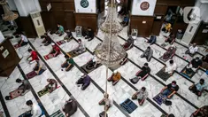 Umat Islam menunaikan salat Jumat berjemaah dengan menerapkan jaga jarak di Masjid Cut Meutia, Jakarta Pusat, Jumat (5/6/2020). Masjid Cut Meutia kembali menyelenggarakan ibadah salat Jumat dalam masa PSBB transisi dengan menerapkan protokol kesehatan secara ketat. (Liputan6.com/Faizal Fanani)