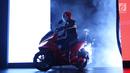 Pengendara manjajal skutik all new Honda PCX saat peluncurannya di Jakarta, Rabu (7/2). Dengan diumumkannya harga all new PCX, PT AHM juga akan langsung memproduksinya di pabrik Honda di Sunter. (Liputan6.com/Angga Yuniar)