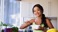 Wanita makan sehat (Pexels)