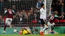 Pemain West Ham,  Andre Ayew berselebrasi setelah mencetak gol gawang Tottenham Hotspur pada babak keempat Piala Liga Inggris di Wembley, Kamis (26/10). The Spurs tersingkir dari Piala Liga setelah dikalahkan West Ham 2-3 (AP Photo/Kirsty Wigglesworth)