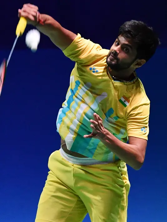 Pebulu tangkis putra India, Sai Praneeth Bhamidipati berusaha mengembalikan kok ke tunggal putra Indonesia, Tommy Sugiarto pada babak perempat final Jepang Terbuka 2019 di Tokyo, Jumat (26/7/2019). Tommy Sugiarto kalah dalam dua gim langsung dengan skor 12-21 dan 15-21. (Toshifumi KITAMURA/AFP)