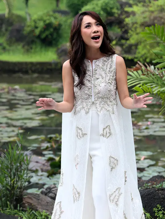 "Hari ini syuting klip video Tundukkan Dunia. Ini ost sountrack film 3 Srikandi. 3 Minggu lagi mau launching," ucap BCL. (Andy Masela/Bintang.com)