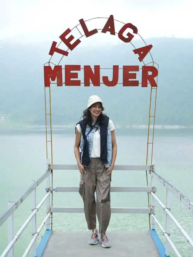 Gaya Trendy Feminin Kasual ala Nadine Chandrawinata (Instagram/@nadinelist)