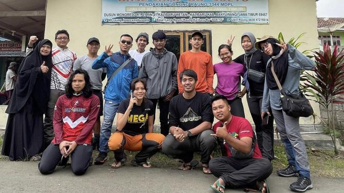 <p>Para pendaki dari Basecamp Bu Soeto berfoto bersama sebelum memulai pendakian ke Gunung Raung Jatim (Dok. Humas Bu Soeto / Nefri Inge)</p>