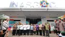 Wakil Presiden RI, Jusuf Kalla (tengah) berfoto bersama para menteri dan pihak terkait usai menghadiri rapat di gedung Inasgoc di Jakarta, Selasa (18/7). Rapat membahas persiapan pelaksanaan Asian Games 2018. (Liputan6.com/Helmi Fithriansyah)