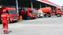 Sejumlah kendaraan saat mengisi distribusi BBM di Terminal Bahan Bakar Minyak (TBBM) Plumpang Jakarta,(21/5). TBBM Plumpang merupakan distributor minyak satu-satunya yang meliputi kawasan Jabodetabek dan sukabumi. (Liputan6.com/Helmi Afandi)