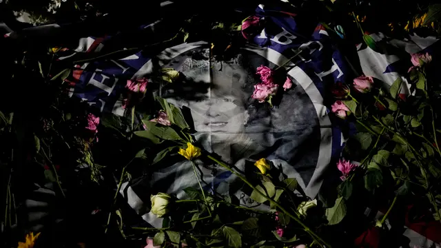 Deretan Karangan Bunga untuk Ratu Elizabeth II
