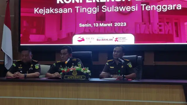 Konferensi pers Kejati Sulawesi Tenggara usai menangkap Sekretaris daerah Kota Kendari Ridwansyah Taridala dan seorang staf berinsial SN terkait dugaan kasus suap dan gratifikasi pembangunan gerai minimarket.(Liputan6.com/Ahmad Akbar Fua)