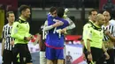 Kiper AC Milan Gianluigi Donnarumma berpelukan dengan kiper Juventus, Gianluigi Buffon usai pertandingan Liga Italia Serie A di stadion San Siro di Milan pada 9 April 2016. (AFP Photo/Olivier Morin)