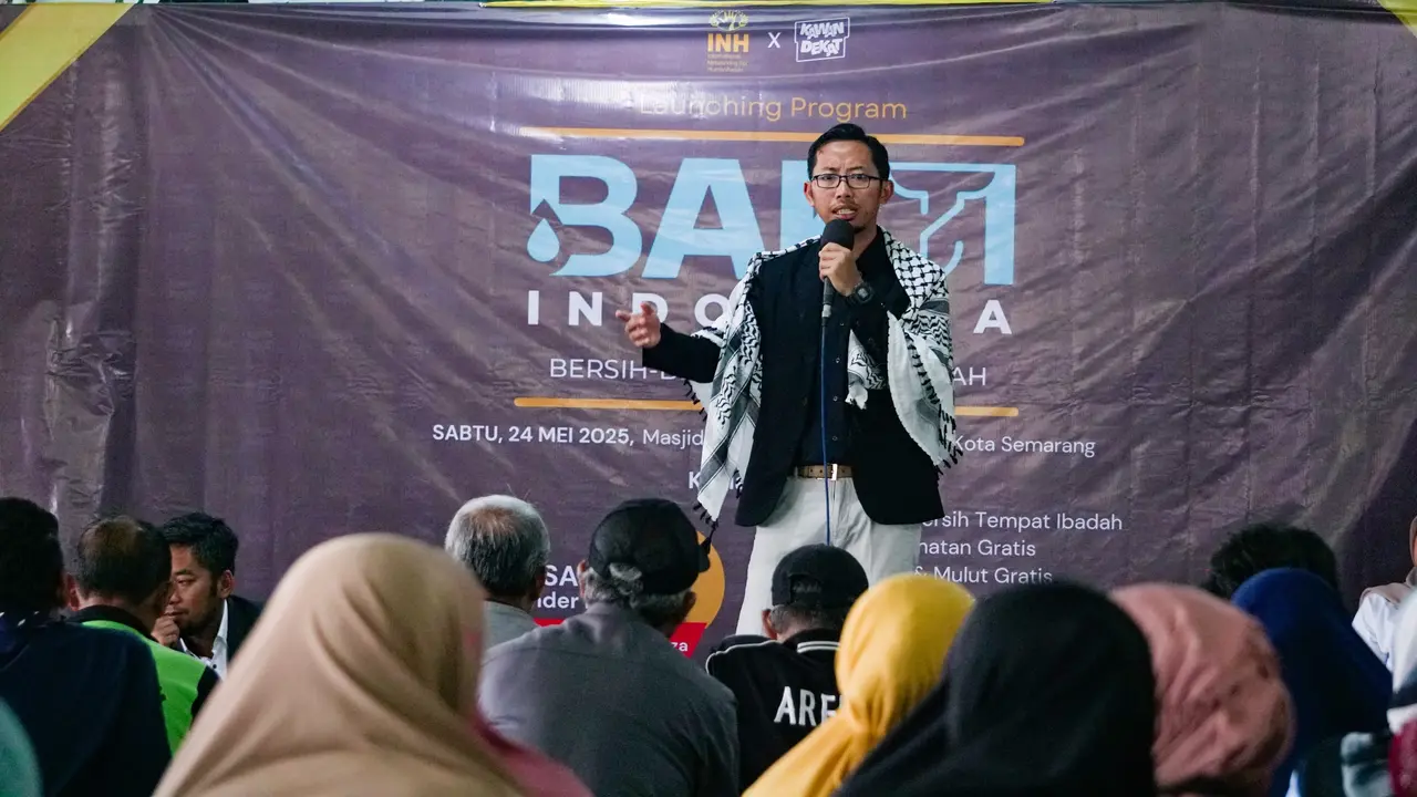 INH dan Kawan Dekat saat menggelar program bersih masjid dan layanan kesehatan di sejumlah masjid di Kota Semarang. (Foto: Liputan6.com/ Felek Wahyu)
