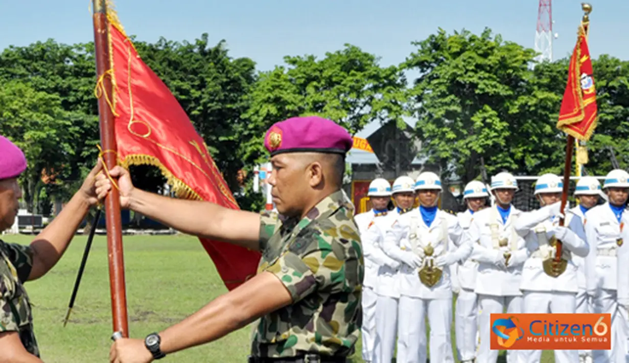 Citizen6, Surabaya: Pada upacara serah terima jabatan ini yang bertindak sebagai Komandan upacara Pasiops Yonmarhanlan V Surabaya Mayor Marinir Budi Santoso. (Pengirim: Penkobangdikal)
