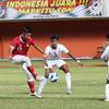Penyerang Timnas Indonesia U-16, Muhammad Nabil Asyura mengontrol bola dari kawalan dua pemain Myanmar pada pertandingan semifinal Piala AFF U-16 2022 di Stadion Maguwoharjo, Sleman, Rabu (10/8/2022). Timnas Indonesia U-16 menang lewat adu penalti atas Myanmar 6-5 (1-1). (Foto:Dok PSSI)