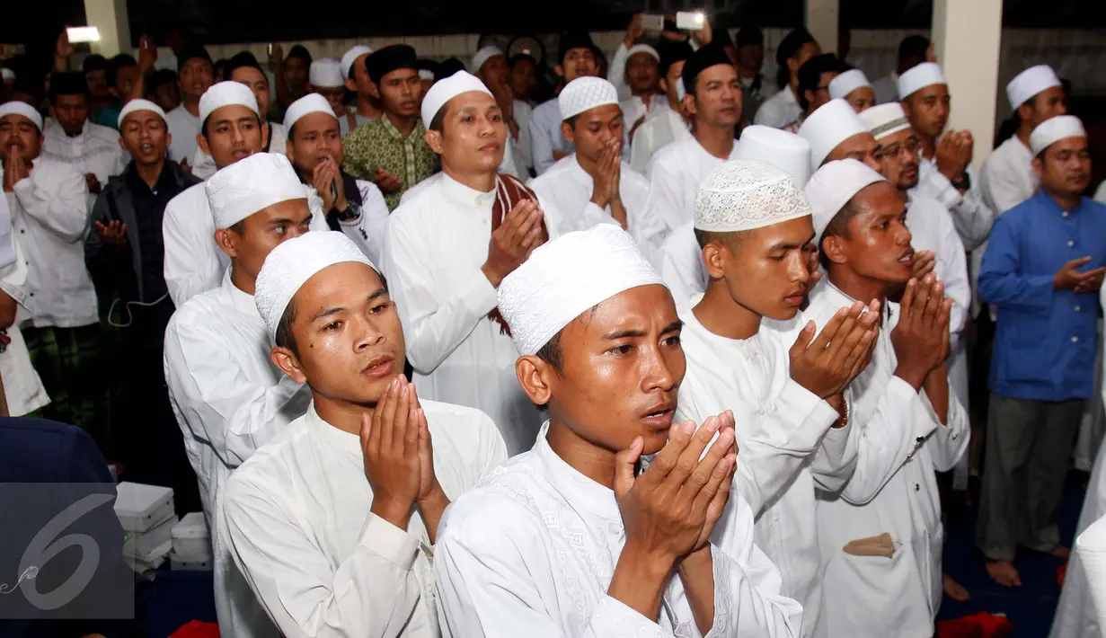 Ratusa umat ketika memanjatkan doa pada peringatan Haul Gus Dur ke 7 dan Peringatan Maulid Nabi Muhammad SAW di Ciganjur, Jakarta, Sabtu (23/12). (Liputan6.com/Gempur M Surya