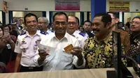 Menteri Perhubungan, Budi Karya Sumadi menjajal sistem tiket elektronik di Terminal Tipe A Tirtonadi, Surakarta, Jawa Tengah (Jateng). 