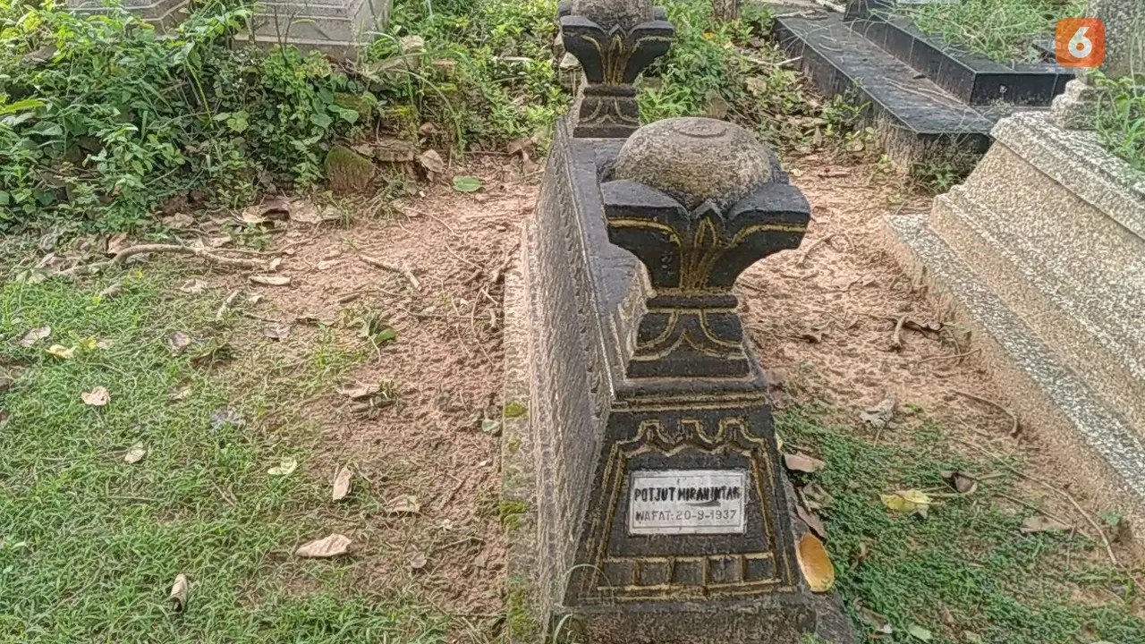 Makam Potjut Meurah Intan di komplek pesarean keluarga Ki Donomochammad, Dukuh Tegalsari, Desa Temurejo, Kecamatan Blora, Kabupaten Blora, Jawa Tengah. (Liputan6.com/Ahmad Adirin)