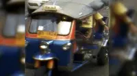 Pria berbaju kuning tertangkap CCTV berada di kendaraan tuk-tuk (Kepolisian Kerajaan Thailand/Bangkok Post)