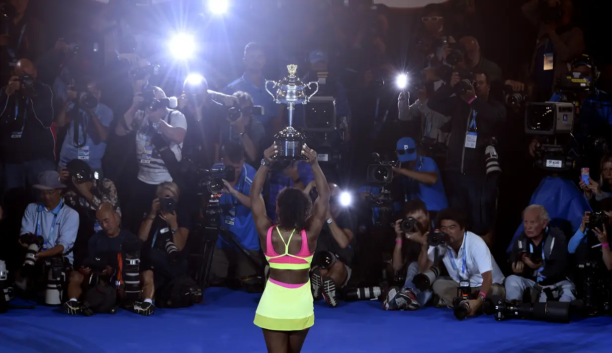 Serena Williams berpose dengan trofi juara Australia Terbuka 2015. (AP Photo/Andy Brownbill)