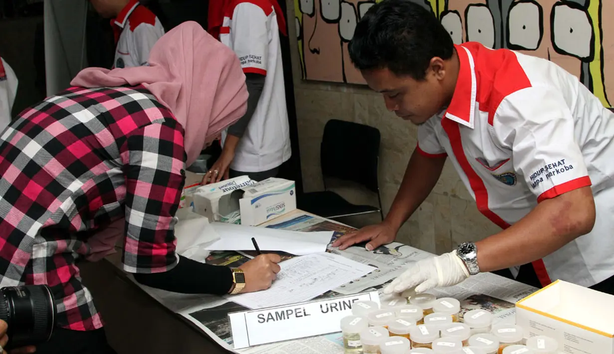 Komisi Pemberantasan Korupsi (KPK) bekerjasama dengan Badan Narkotika Nasional melakukan tes urine terhadap pegawai dan para tahanan, (11/8/2014). (Liputan6.com/Panji Diksana)
