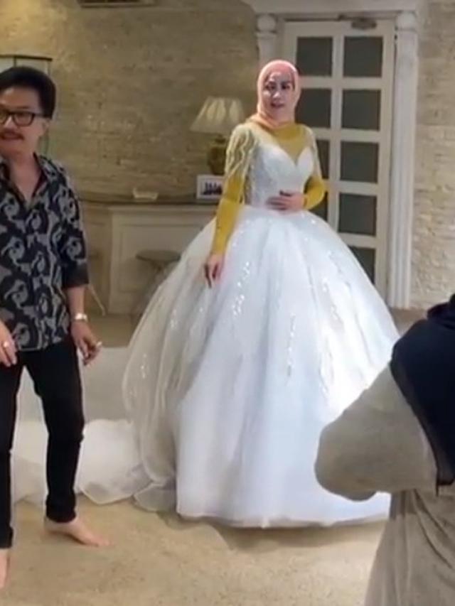 6 Momen Venna Melinda Fitting Baju Pengantin Jelang Menikah, Ditemani Ferry Irawan