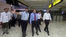 Menko Kemaritiman Rizal Ramli memantau implementasi kebijakan bebas visa bagi 169 negara, di Bandara Soekarno Hatta, Banten, Senin (25/4). Menko Rizal mendapati turis asing masih membayar untuk bisa mendapatkan visa kedatangan. (Liputan6.com/Helmi Afandi)