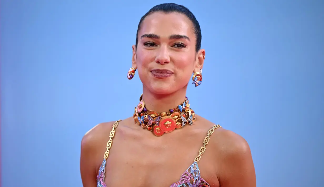 Lipa melengkapi penampilannya dengan menata rambutnya dengan kuncir kuda yang dipoles setinggi langit agar sesuai dengan getaran Barbie dan menjaga riasannya tetap bersih dengan alis besar dan bulu mata super panjang. (AFP/Justin Tallis)