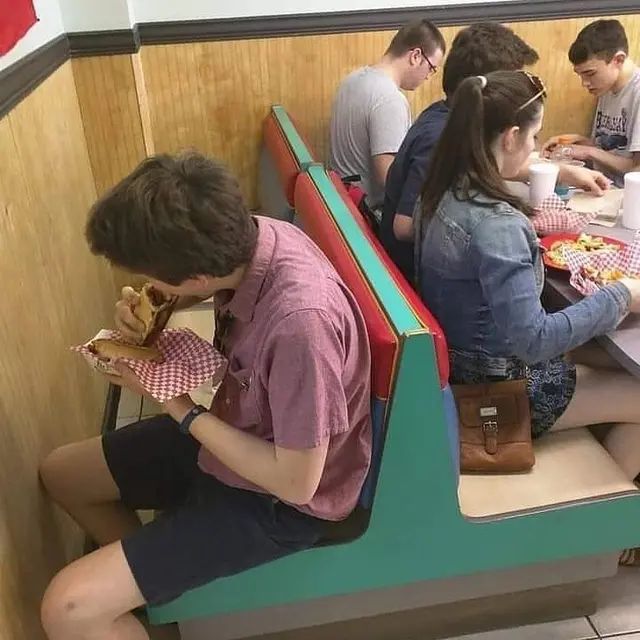 7 Potret Kocak Jaga Jarak di Tempat Makan Ini Bikin Ngakak