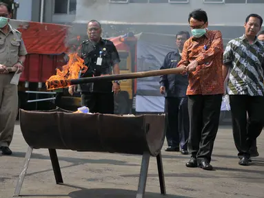 Petugas memusnahkan obat ilegal dalam operasi Storm VI tahun 2015 di kantor BPOM, Jakarta, Selasa (27/10/2015). BPOM memusnahkan produk obat dan kosmetika ilegal sebanyak 3.671 buah senilai Rp 20,8 miliar. (Liputan6.com/Gempur M Surya)