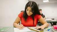 Ilustrasi mengerjakan soal, ujian sekolah. (Foto oleh RDNE Stock project: https://www.pexels.com/id-id/foto/wanita-penulisan-sekolah-kalkulator-7092503/)