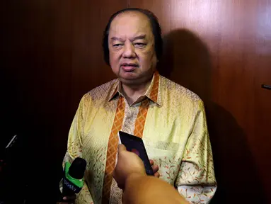 Pendiri Mayapada Group Dato Sri Tahir memberi keterangan pers usai menukarkan dolar AS dan dolar Singapura, Jakarta, Senin (15/10). Tahir menukarkan uang sebanyak USD 93 juta-55 juta dolar Singapura sekitar Rp 2 triliun. (Liputan6.com/Johan Tallo)