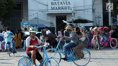 Warga naik sepeda hias di pelataran Museum Fatahillah, Jakarta, Selasa (19/6). Kemudahan transportasi dan biaya yang murah menjadikan kawasan ini sebagai lokasi favorit warga untuk menghabiskan waktu libur. (Liputan6.com/Helmi Fithriansyah)