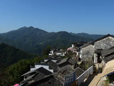 Foto dari udara yang diabadikan pada 4 November 2020 ini menunjukkan pemandangan Desa Mulihong di wilayah Xiuning, Provinsi Anhui, China timur. Desa Mulihong dibangun lebih dari 400 tahun yang lalu pada akhir Dinasti Ming. (Xinhua/Huang Bohan)