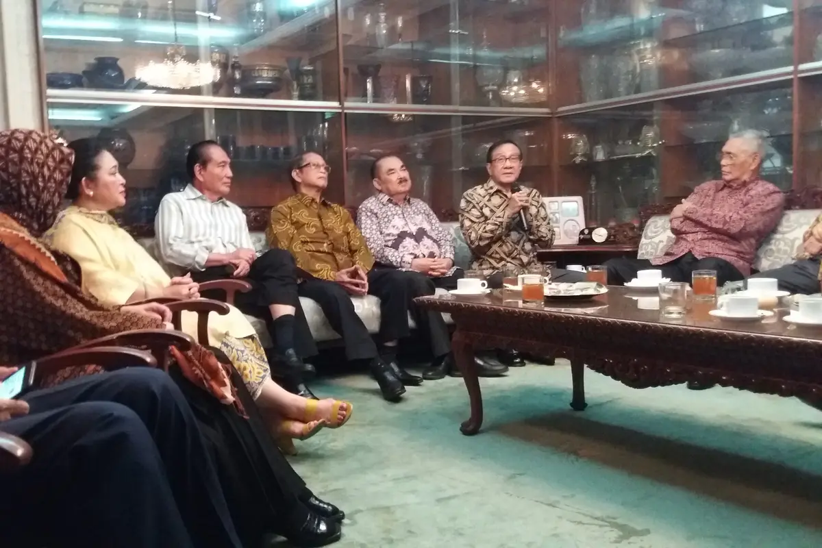 Sejumlah sesepuh Partai Golkar menghadiri pertemuan dengan Siti Hediati Hariyadi atau Titiek Soeharto di Jalan Cendana, Menteng, Jakarta.