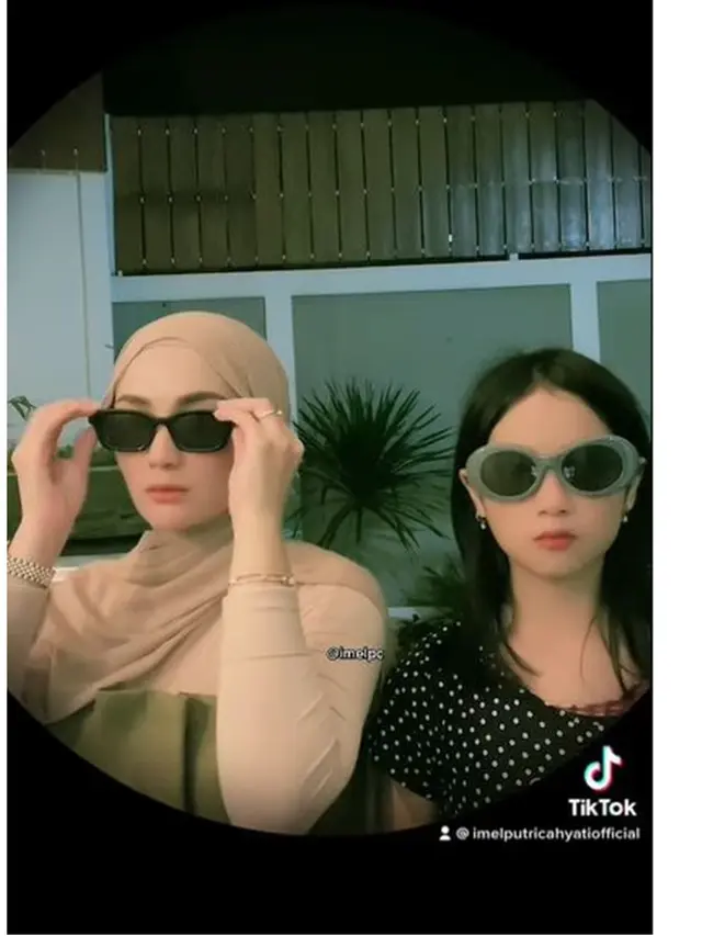 6 Potret Imel Putri Cahyati Bareng Sang Anak yang Beranjak Remaja, Bak Kakak Adik